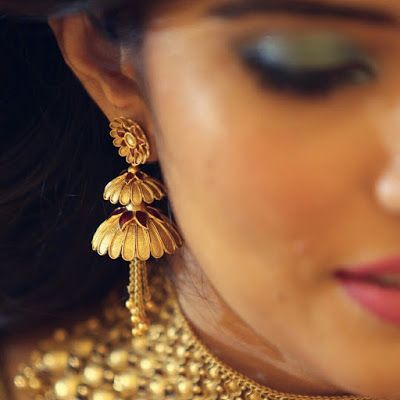 55 Beautiful Gold jhumka earring designs || Tips on Jhumka shopping | Bling Sparkle Jhumka Design, Gold Jhumka, Jhumka Designs, Gold Earrings Indian, Gold Jhumka Earrings, Gold Jewellry, Gold Jewelry Simple Necklace, Gold Bridal Earrings, Indian Jewellery Design Earrings