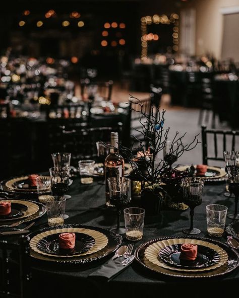 Intimate Gothic Wedding, Alternative Wedding Inspiration, Gothic Wedding Theme, Dark Wedding Theme, Halloween Themed Wedding, Goth Wedding, Dark Wedding, Moody Wedding, Lodge Wedding