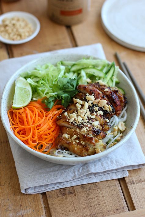 Lemongrass Chicken Vermicelli Noodle Bowls Pork Vermicelli, Bun Thit Nuong, Vermicelli Bowl, Lemon Grass Chicken, Chicken Vermicelli, Vermicelli Salad, Vietnamese Grilled Pork, Vermicelli Recipes, Lemongrass Chicken