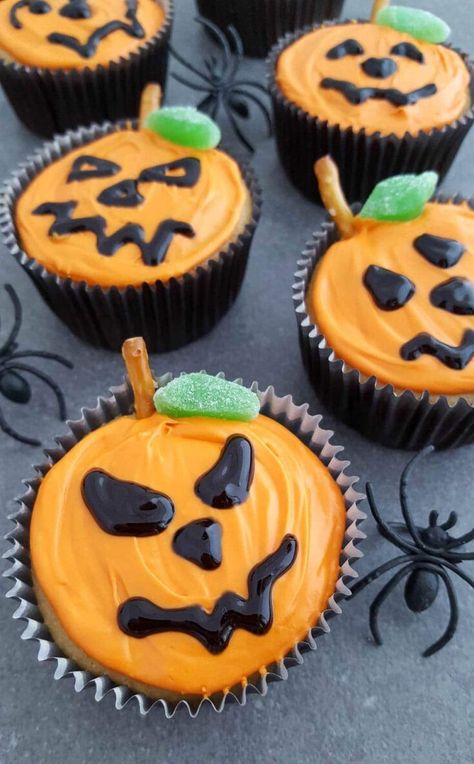 20 Easy Halloween Cupcakes Anyone Can Make Muffin Halloween, Halloween Cupcakes Ideas, Halloween Food Cupcakes, Postres Halloween, Kids Halloween Food, Halloween City, Halloween Fest, Cupcakes Ideas, Kid Cupcakes