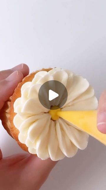 @decorelement on Instagram: "Daisies make the cutest cupcakes 🧁 🌼💛  🌼This piping tutorial so easy to follow all you need is petal tip 104 🌼 🌼Baker credit: @eatcakebemerry  . . . . . . . . . . . . #cupcake #cupcakes #daisy #april #aprilflowers #daisycupcakes #cutefood #daisytheme #pipingskills" Marshmallow Daisy Cupcakes, How To Make Icing Daisies, Daisy Cupcake Tutorial, Frosting Flowers On Cupcakes, Easy Buttercream Flowers Tutorial, Daisy Cupcakes Ideas, Buttercream Daisies, Groovy Cupcakes, Flowers On Cupcakes