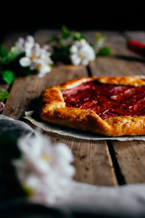 rhubarb galette Rhubarb Galette, Vegan Appetizers Recipes, Fancy Pattern, Rhubarb Desserts, Galette Recipe, Rhubarb Cake, Summer Baking, Spring Desserts, Rhubarb Recipes