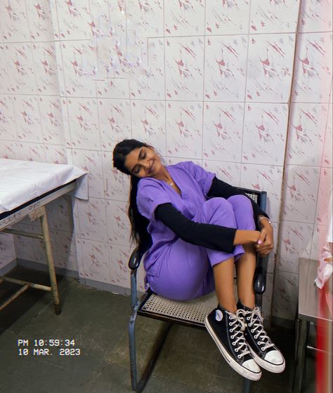 Purple Scrubs Nurses, Purple Scrubs Aesthetic, Purple Scrubs Outfit, Phisioterapist Girl, Lilac Scrubs, Scrub Outfit Ideas, Scrubs Aesthetic, Purple Scrubs, Crk Oc