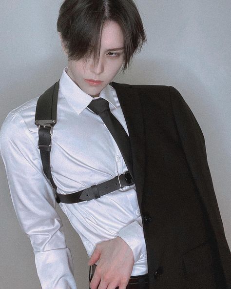 Hakken 八犬 on Twitter: "Suit + harness✔️… " Suit Harness, Levi Cosplay, Human Poses Reference, Poses References, Human Poses, Body Poses, Cute Cosplay, Levi Ackerman, Pose Reference Photo