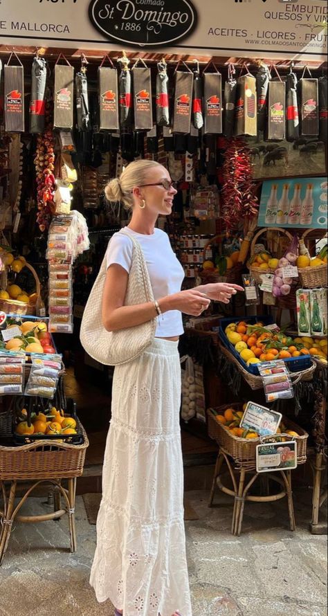 Long Skirt Outfits Italy, Basic Travel Outfits, White Maxi Skirt Aesthetic, Maxi Skirt Inspo Outfit, Long White Maxi Skirt Outfits, Vietnam Summer Outfit, Barcelona Outfits Summer Street Style, White Maxi Skirt Outfit Aesthetic, Amsterdam Summer Outfits