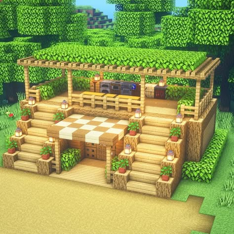 Cute Minecraft Exterior, Cute Minecraft Outside Decor, Minecraft Community House Ideas, Space Fillers Minecraft, Minecraft Yard Decor, Minecraft Welcome Center, Minecraft Build Cute, Minecraft House Styles, Storage Area Minecraft