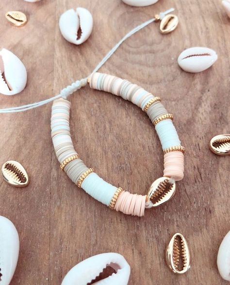 Bracelet heishi et cauri plaqué or - Corail/Blanc/Beige | Diy bracelet designs, Beads bracelet design, Beaded jewelry Bead Bracelet Ideas, Heishi Jewelry, Pulseras Kandi, Clay Bead Necklace, Preppy Bracelets, Clay Bead Bracelet, Diy Armband, Preppy Jewelry, Polymer Clay Bracelet