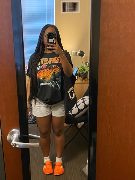 Crocs And Sweatpants Outfit, Outfits That Go With Crocs, Summer Outfits Crocs, Sweatshorts Outfit Black Women, Orange Graphic Tee Outfit, Orange Crocs Outfit, Black Sweatshorts Outfit, Shein College Outfits, Crocs Summer Outfits