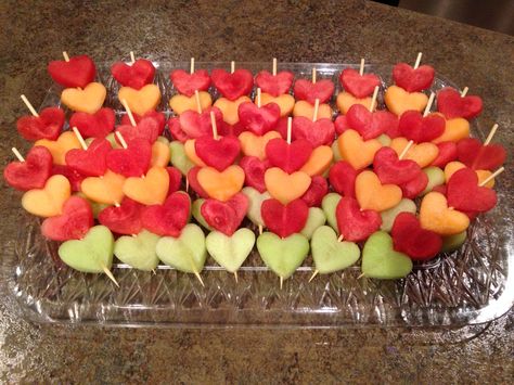 Watermelon, Cantaloupe and Honeydew heart fruit skewers. Take a heart cookie cutter- make your hearts then skewer them on. Super easy and so adorable! Perfect for Valentines school parties! ❤️ Watermelon And Cantaloupe Tray, Watermelon Hearts, Honeydew Smoothie, Fruit Kabobs Kids, Watermelon Cookies, Heart Shaped Food, Valentines Snacks, Healthy Valentines, Heart Fruit