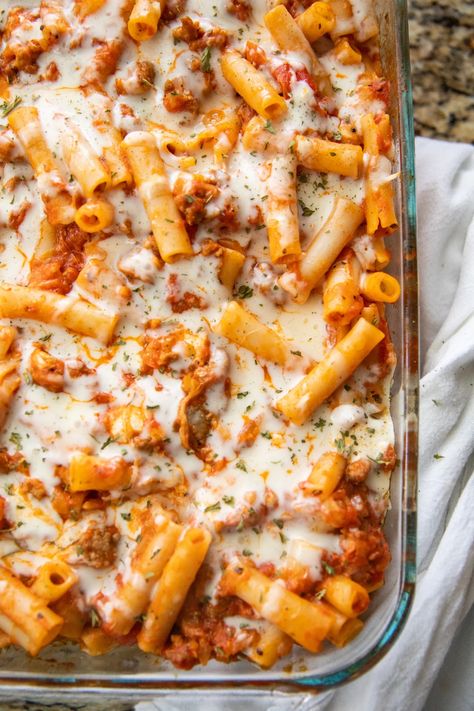 baked ziti in baking pan Ziti Recipes No Ricotta, Pasta Recipes Ziti, Easy Ziti Bake, Baked Ziti With No Ricotta, Best Baked Ziti Recipe Ground Beef, Baker Ziti Easy Recipes, Easy Baked Ziti With Italian Sausage, Best Ziti Recipe, Large Pasta Dishes For A Crowd