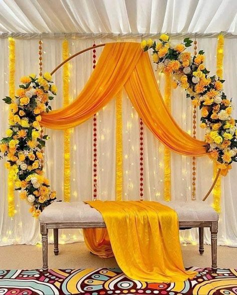 Haldi Decoration Ideas Night, Pithi Decoration Backdrop, Mehndi Backdrop Decor, Mayon Setup At Home, Haldi Decoration Indoor, Haldi Mehandi Decoration Ideas, Haldi Mehendi Decor, Haldi Stage Decoration Backdrops, At Home Mehndi Decor