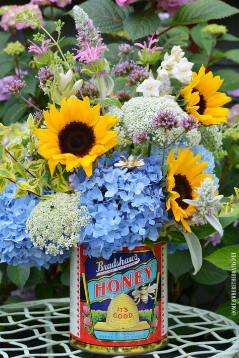 Clover Blossom, Endless Summer Hydrangea, Bee Skep, Bee Creative, Bee Balm, Flower Arrangements Diy, Leaf Wreath, Floral Foam, Garden Flower