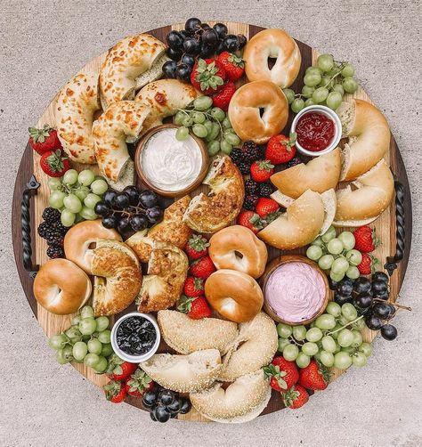 Wedding Party Charcuterie Board, Fruit Charcuterie Board Birthday, Bagel Birthday Party, Pastry Charcuterie Board Ideas, Bruschetta Board Ideas, Bagel Charcuterie Board Ideas, Bagel Charcuterie Board, Creative Charcuterie Board Ideas, Charcuterie Table Wedding