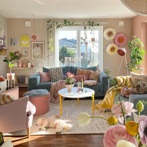 Eclectic Preppy Decor, Pastel Cottagecore Decor, Cute Living Room, Colorful Apartment, Future Apartment Decor, Colourful Living Room, Future Apartment, Apartment Decor Inspiration, Home Decor Living Room