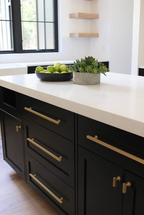 Beautiful and inspiring kitchen ideas - Black shaker style inset cabiets with white quartz gold hardware. #kitchendesign #kitchenideas #kitchenremodel #kitchendecor #kitchencabinets #kitcheninspiration #kitcheninspirationideas #kitcheninspoweek #inspirational #inspirationalquotes Kitchen With Black Cabinets, Model Dapur, White Oak Kitchen, Interior Dapur, Kabinet Dapur, Stovetop Potpourri, Gold Kitchen, Oak Kitchen, Orange Garland