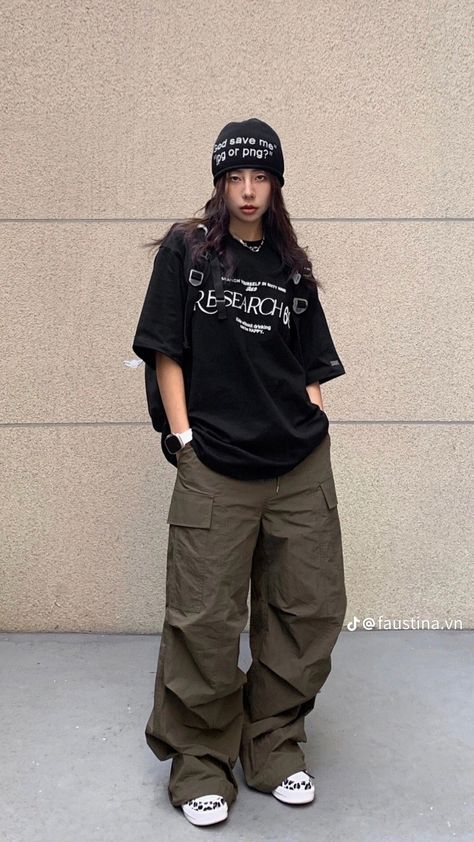 Tomboyish Outfits, Tomboy Stil, Pakaian Hipster, Find Your Own Style, Tomboy Outfit, Street Style Outfits Casual, Baggy Outfit Ideas, Baggy Streetwear, Boyish Outfits