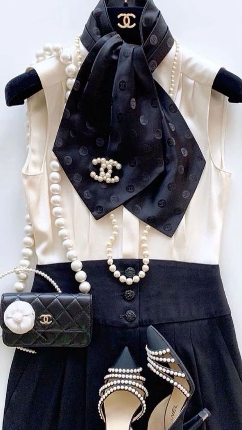 Chanel Inspired Outfit, Chanel 90s, Chanel Aesthetic, Coco Chanel Fashion, Outfit Elegantes, Chanel Boutique, Chanel Brooch, Chanel Outfit, Lovely Fashion