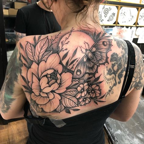 Back Tattoo Plus Size, Plus Size Tattoos, Hand Tatto, Floral Back Tattoos, Backpiece Tattoo, Upper Back Tattoos, Back Piece Tattoo, Nature Vibes, Pieces Tattoo