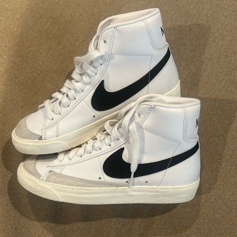 Never Worn White Basic Shoes, Nike White Shoes Women, Nike Blazers High Tops, Nikes For Women, Shoes For The Gym, Shoes For Teens, Shoes Nike Women, Nike Blazers, Black And White Nikes