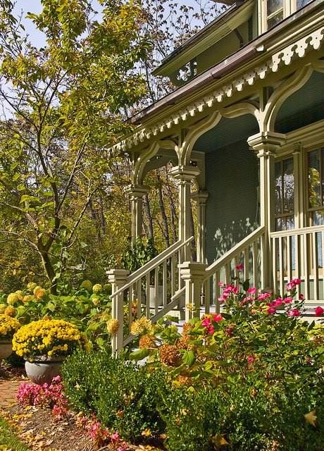 what a lovely porch . . .Brought to you by Cookies In Bloom and Hannah's Caramel Apples   www.cookiesinbloom.com   www.hannahscaramelapples.com Victorian Home Backyard, Victorian Homes Backyard, Victorian Front Porch, Victorian Porch, Oheka Castle, Tudor Cottage, Garden Idea, Front Landscaping, Front Porches