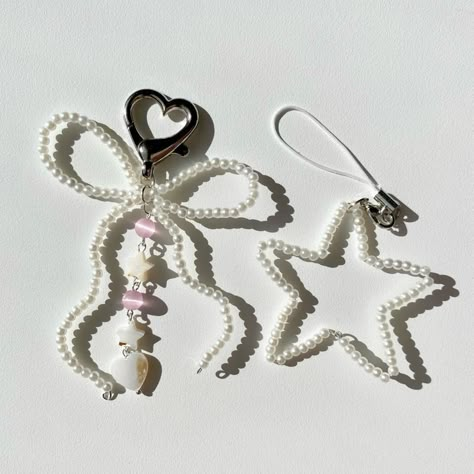 Keychains With Beads Diy, Beaded Keychain Ideas, Diy Bag Charm, Pearl Keychain, Diy Gifts To Sell, Pop Jewelry, Keychain Ideas, Pearl Bow, Manik Manik