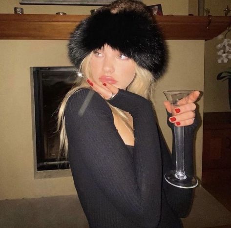 Fur Hat Outfit, Mob Wife Aesthetic, Wife Aesthetic, Wife Style, Hat Aesthetic, Winter Photoshoot, Mob Wife, Photographie Inspo, Fur Hat