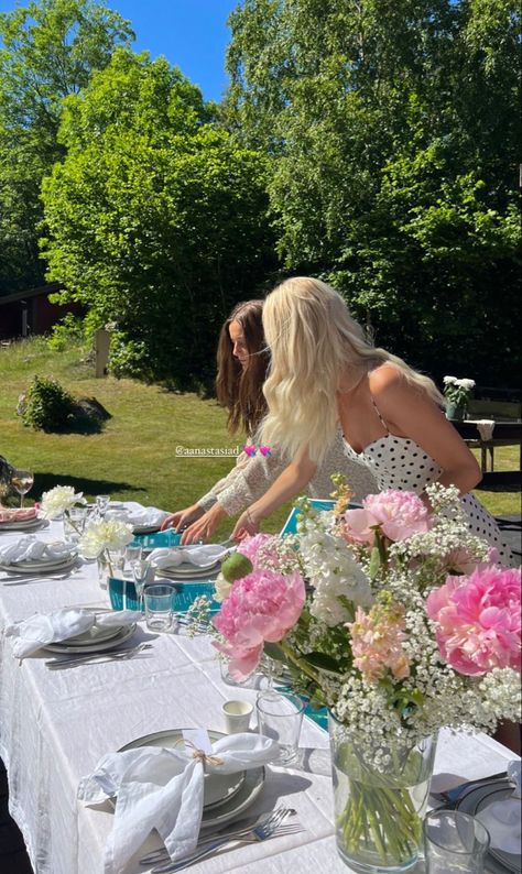 Mid Sommar Aesthetic, Mid Summer Party, Midsommar Outfit, Midsommar Party, Graduation Brunch, Cute Birthday Pictures, Dinner Party Summer, Birthday Dinner Party, Birthday Planning