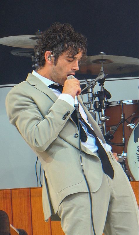 Matty Healy Suit, Matty 1975, Matthew Healy, Walk The Moon, George Daniel, Matt Healy, Matty Healy, Hate Men, Matthew Gray