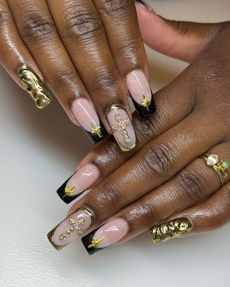 Gold on black frenchies👩🏻‍🍳💋 * * ‼️Book your appointment ‼️Link in bio * #Nailedbycin#nails#vanailtech#nailtech#gelxnails#trendynails#nailsofinstagram#nailinspo#nailsoftheday#blackfrenchnails #goldnails💅 #squarenails #trendingreels Black And Gold Nail Inspiration, Black Gold Nails Ideas, Gold And Black Acrylic Nails, Golden Birthday Nails, Short Black And Gold Nails, Black And Gold Nail Ideas, Black And Gold Acrylic Nails, Gold Black Nails, Green And Gold Nail Designs