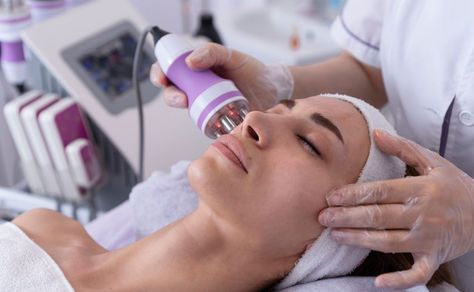 La radiofrecuencia facial es un tratamiento que desde hace muchos años forma parte de las opciones que las mujeres utilizan para mejorar el aspecto de sus rostro, aunque en la actualidad algunas desconozcan sus beneficios. Por este motivo, te presentaremos a detalle para qué funciona la radiofrecuencia facial y cuáles son sus contraindicaciones Skin Studio, Lifting Facial, Lashes, Facial, Spa, Skin