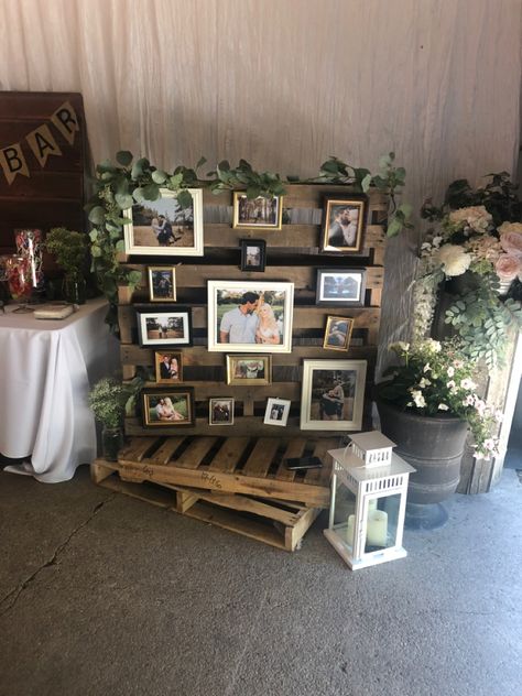 Pallet For Wedding Decor, Rustic Wedding Display Ideas, Diy Wedding Pallet Ideas, Simple Farmhouse Wedding Decor, Pallet Projects For Wedding, Bridal Shower Pallet Ideas, Diy Country Wedding Decorations, Diy Wedding Centerpieces Rustic Country Table Decorations, Pallet Bridal Shower Decor