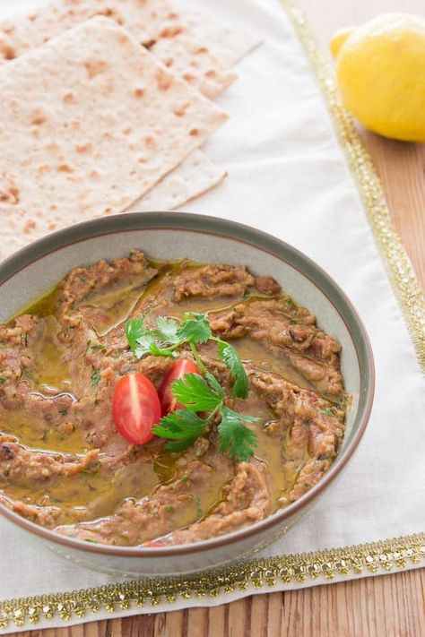 Foul Recipe, Ful Recipe, Egyptian Foods, Ful Medames, Fava Beans Recipes, Arabisk Mad, Mediterranean Dip, Middle East Food, Dip Sauce