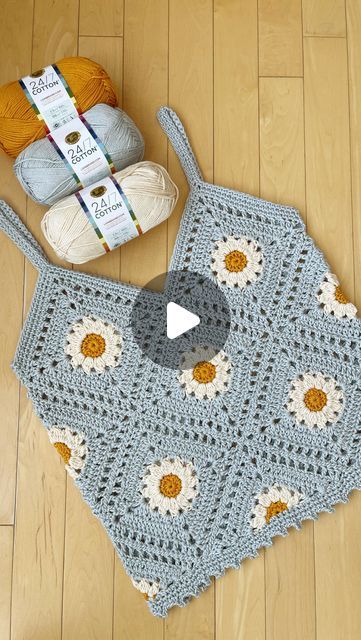 Crochet Top Made Of Squares, Crochet Granny Top Pattern, Crochet Tank Top Granny Square, Granny Square Crochet Top Free Pattern, Crochet Top Tutorial Step By Step, Granny Squares Top, Top Granny Square Crochet, Granny Square Tops, Granny Square Top Pattern