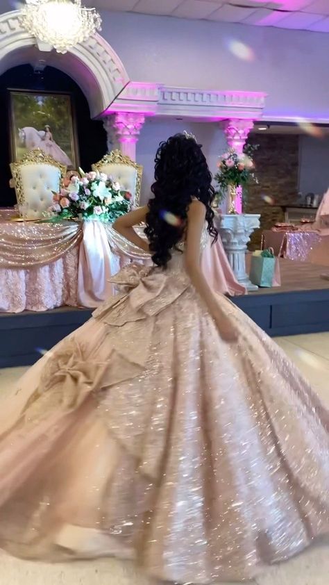 Butterfly 15 Dress, Chambelanes Surprise Dance Outfits, Quince Dresses Lilac, Quinceñera Dresses Rose Gold, Sparkly Quince Dress, Pink And Gold Quinceanera Dress, Moda2000 Quince Dresses, Quinceanera Dresses Rose Gold, Quince Aesthetic