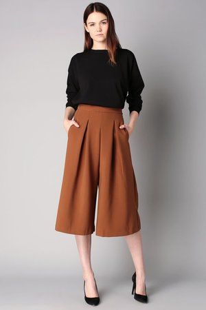 Culottes Outfit Casual, Kulot Pants Outfit, How To Wear Culottes, Culottes Outfit, Minimalist Moda, Formal Wear Women, Church Outfit, Work Formal, Square Pants