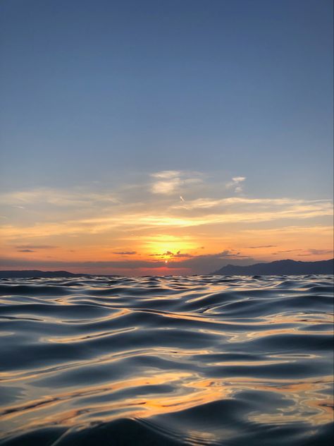 Water Waves Photography, Sea Waves Reference, Sea Sunset Aesthetic Wallpaper, Sunset Waves Aesthetic, Water Sunset Aesthetic, Ocean Waves Reference, Sunset Seascape Photography, Ocean Wave Photography, Wave Pictures Ocean