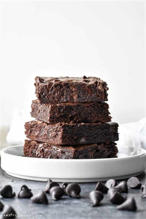 These are the best fudgy chocolate brownies. Made in one bowl, without a mixer, and ready in 40 minutes. They are thick, soft, chewy, and incredibly rich and chocolatey. Served with a cold glass of milk they will satisfy any chocolate craving! The Best Fudgy Brownies, White Chocolate Brownies Recipe, Best Fudgy Brownies, Easy Brownies, Fudgy Chocolate Brownies, One Bowl Brownies, The Best Brownies, Fancy Desserts Recipes, Perfect Brownies