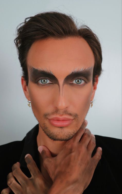 Black swan inspired makeup Swan Inspired Makeup, Black Swan Makeup, Male Makeup, Inspired Makeup, Black Swan, Halloween Disfraces, Makeup Inspiration, Mens Outfits, Halloween