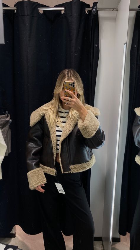 Zara Jacket 2022, Zara Autumn 2023, Zara Winter 2023, Leather Aviator Jacket Outfit, Montone Zara, Zara Coat Outfit, Fluffy Leather Jacket, Zara Leather Jacket Outfit, Zara Shearling Jacket