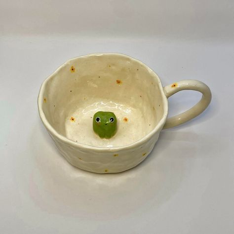 Peekaboo Ceramic Mug, Frog Bowl Clay, Fun Ceramic Mug, Clay Cups Handmade, Cute Cups Ceramic, Pottery Cups Handmade, Mugs To Make Out Of Clay, Frog From Clay, Mugs Out Of Clay