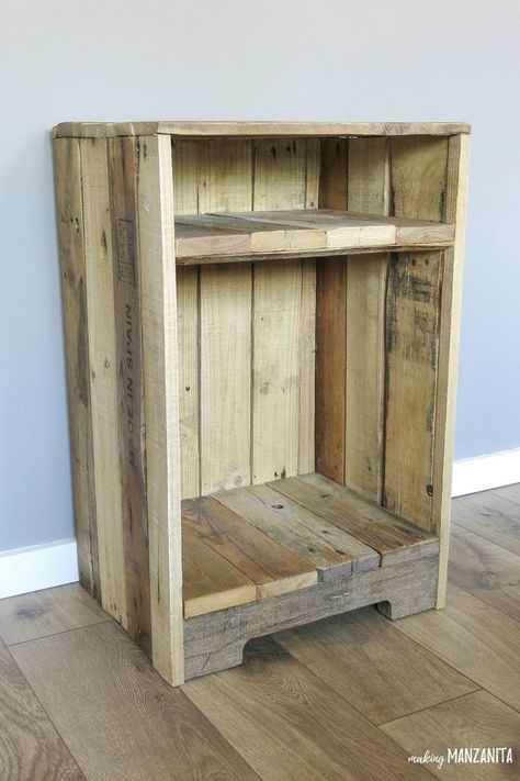 Wood Side Table Diy, Pallet Night Stands, Pallet Side Table, Wood Pallet Tables, Wood Furniture Plans, Diy Side Table, Table Making, Wood Side Table, Inexpensive Furniture