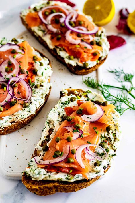 Smoked Salmon Toasts (Quick & Easy Recipe!) - Heavenly Home Cooking Bagels With Cream Cheese, Cheese For Breakfast, Breakfast Toasts, Smoked Salmon Breakfast, Salmon Breakfast, Lox And Bagels, Salmon Bagel, Salmon Cream Cheese, Smoked Salmon Recipes