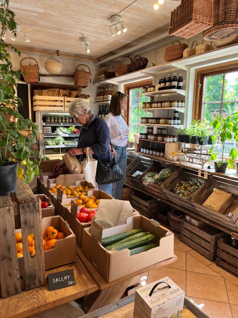 Storage Shed Store, Farm Grocery Store, Small Farm Store Ideas, Small Grocery Store Design Interior, Farm Store Aesthetic, Mercantile Store Ideas Vintage, Small Market Store Design, Farm Store Display, Farm Store Design