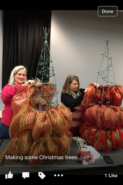 Christmas trees using mesh & chenille stems  - original link leads to a defunct website,  this video was close but horizontal - looks like these ladies go in a zig-zag vertical motion ↗︎⤵︎⤴︎⤵︎⤴︎⤵︎ each ring level :) #mesh #pipecleaners #Christmas Tomato Cage Crafts, Christmas Decorating Hacks, Mesh Christmas Tree, Creative Christmas Trees, Outdoor Trees, Beautiful Trees, Noel Christmas, Christmas Deco, Xmas Crafts