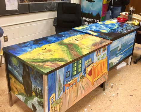 Van Gogh Classroom Decor, Art Classroom Furniture, Art Teacher Desk Ideas, Painted Teacher Desk, Art Teacher Desk, Art Classroom Organization, Green Painted Furniture, Classe D'art, Painting Station