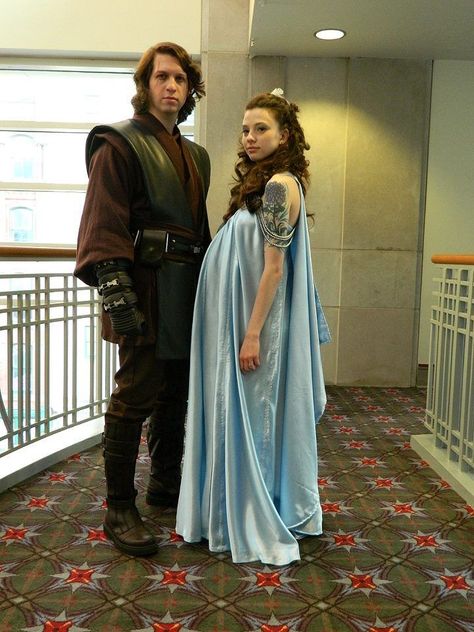 Si llego a estar embarazada para un comic-con, this is my cosplay! XD Anakin Costume, Padme Costume, Disfraz Star Wars, Blue Nightgown, Pregnancy Costumes, Pregnant Halloween Costumes, Holloween Costume, Hallowen Costume, Cute Couple Halloween Costumes