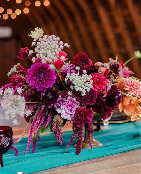 Jewel Tone Wedding Cake, Jewel Tone Wedding Flowers, Magenta Wedding, Spain Wedding, Green Wedding Dresses, Jewel Tone Wedding, Pinterest Wedding, Eclectic Wedding, Wedding Floral Centerpieces