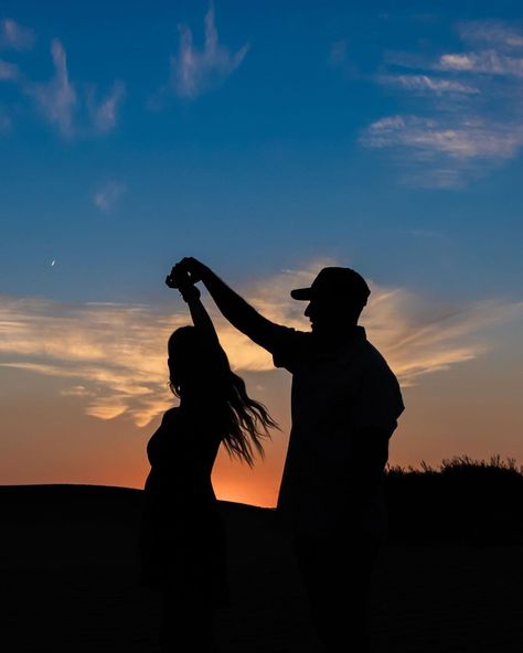 Photography on Instagram: “Just two love birds Dancing in the desert!” Mountain Sunset Couple Pictures, Couple Poses In Sunset, Couples Photoshoot Silhouette, Family Photos Silhouette, Couple Sunset Silhouettes, Aesthetic Sunset Couple Pictures, Wedding Silhouette Photography, Sunset Pics Couple, Silhouette Of A Couple