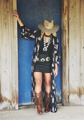 buckin' wild boutique cowgirl magazine Black And Gold Western Outfit, Bluegrass Outfit, Nashville Outfits Plus Size, Cowgirl Model, Mode Country, Family Photo Outfits Winter, Nfr Outfits, Estilo Cowgirl, Cowgirl Style Outfits