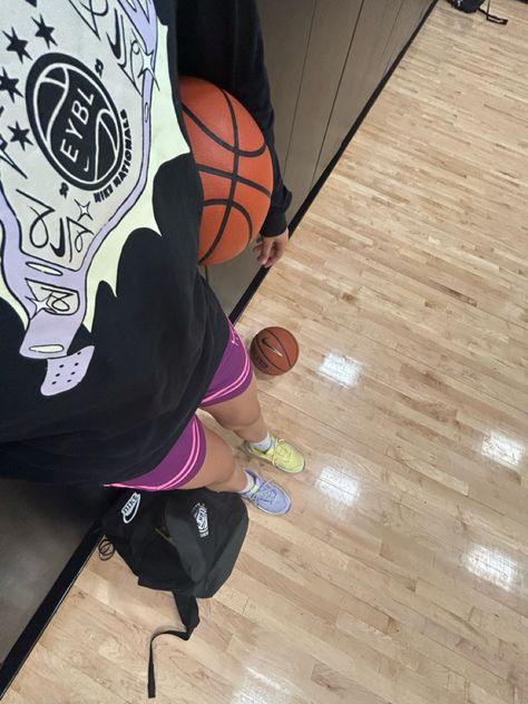 Basket Baller Aesthetic Girl, Women’s Basketball Aesthetic, Basketball Girls Aesthetic, Girl Basketball Aesthetic, Sports Girl Aesthetic, Girls Basketball Aesthetic, Basketball Girl Aesthetic, Wnba Aesthetic, Girl Playing Basketball